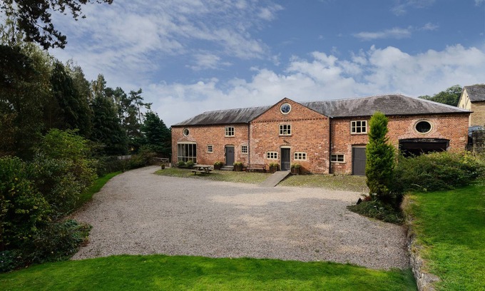 Oswestry Cottage | THE COACH HOUSE, pet friendly, with hot tub in Llanyblodwel