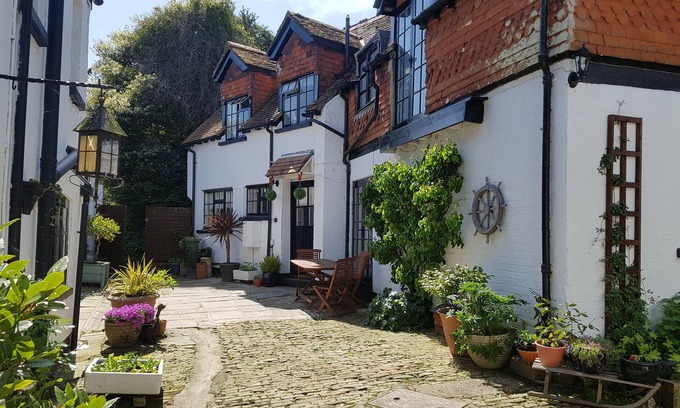 Newport Cottage | THE COACH HOUSE, pet friendly, with hot tub in Newport, Isle Of Wight
