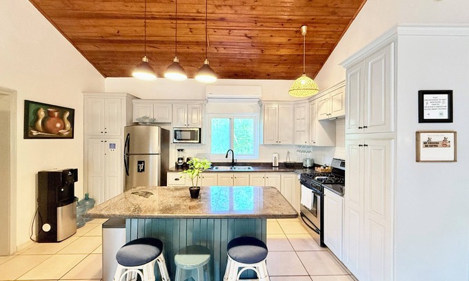 West End Apartment | The Colibri Lodge @ Sunset Villas, West End