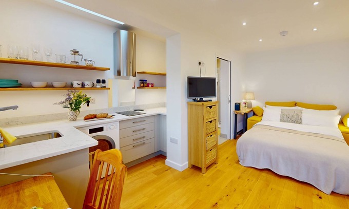 Oxford House | The Conifer Studio | Oxford Holiday Let | 1 Bed & Sleeps 1