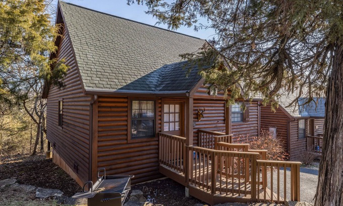 Branson Theater District Cabin | "The Constitution" Luxury Cabin at Branson Woods Resort