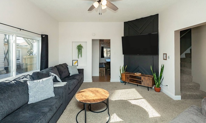 Des Moines House | The CORN CRIB: Spa - Game Room - BBQ - Office - DOWNTOWN - Sleeps 14