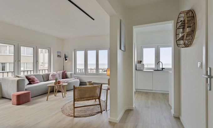 Mariakerke Apartment | The Corner Floor, front row sea view and parking