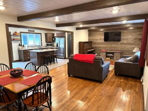 Ashtabula House | The Cortland Cottage at Brant's Apple Orchard