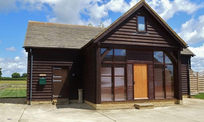 Carterton House | The Cotswold Manor Barn, Exclusive Hot Tub, Games Barn, 70 acres of Parkland