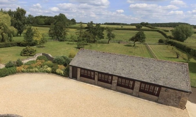 Carterton House | The Cotswold Manor Cottage, Exclusive Hot Tub, Games Barn, 70 acres of Parkland