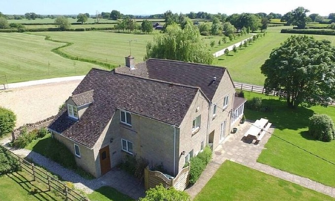 Carterton House | The Cotswold Manor Lodge, Exclusive Hot Tub, Games Barn, 70 acres of Parkland