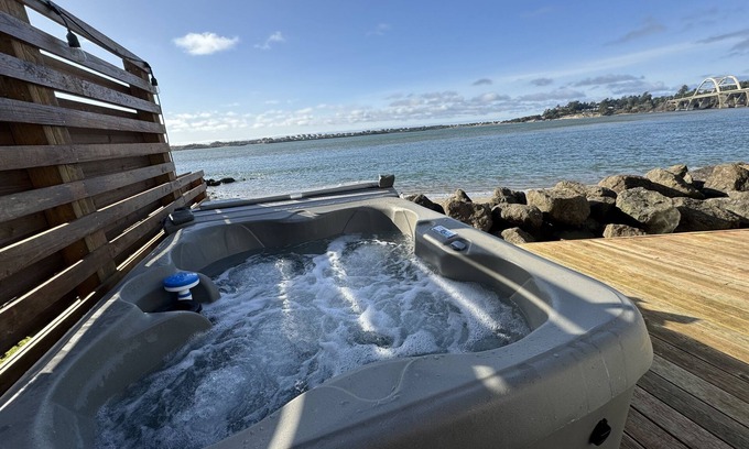 Waldport House | The Cottage at Alsea Bay/Water Front Jacuzzi