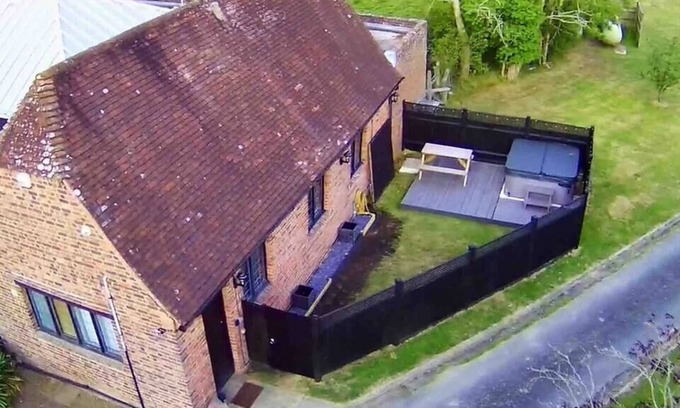 Upper Dicker House | The Cottage at Gildridge + Private Hot tub