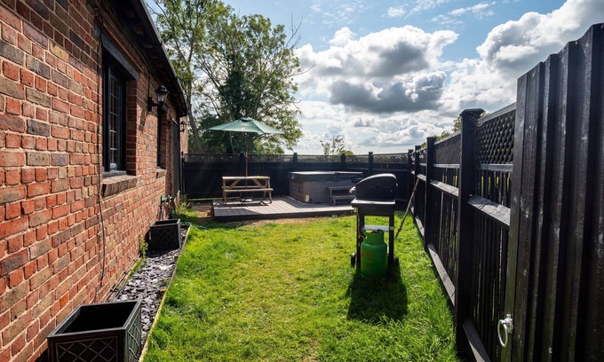 Upper Dicker House | The Cottage at Gildridge Private Hot tub
