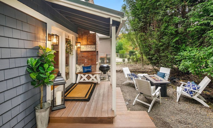 Inglewood Cottage | The Cottage at Lake Sammamish, Air Conditioning, Dog Friendly, Lake Access