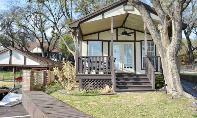 Lake Country Cottage | The Cottage on EML