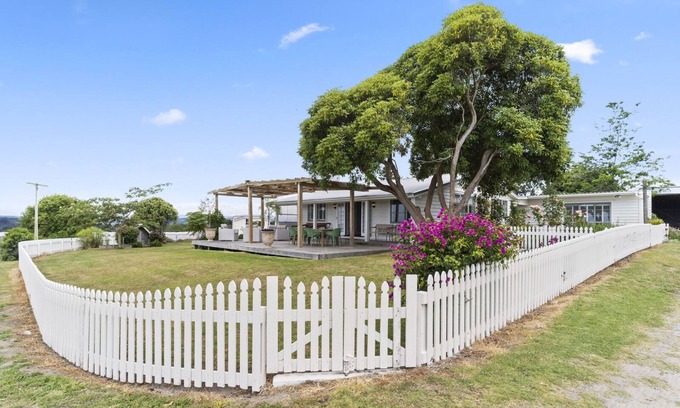 Western Bay of Plenty District House | The Cottage - Te Puke Holiday Home