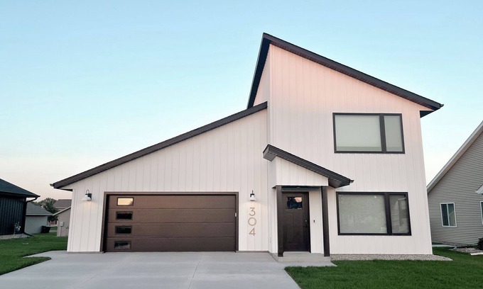 Mankato House | -The Cotton House- Modern, Clean, Close to MSU!