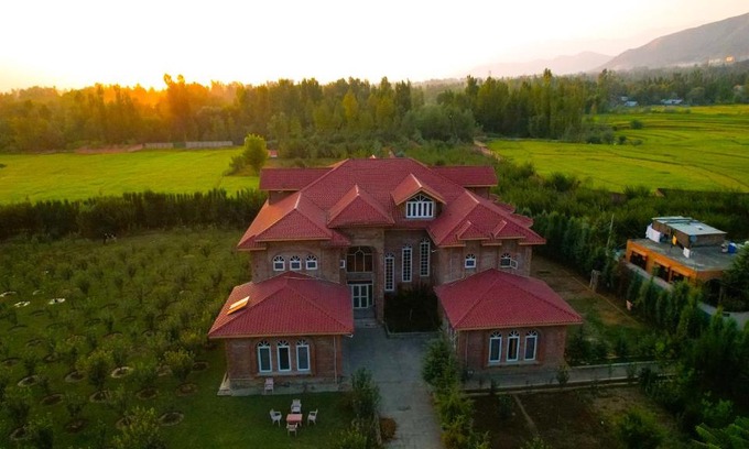 Brein Villa | The Country Hills Villa
