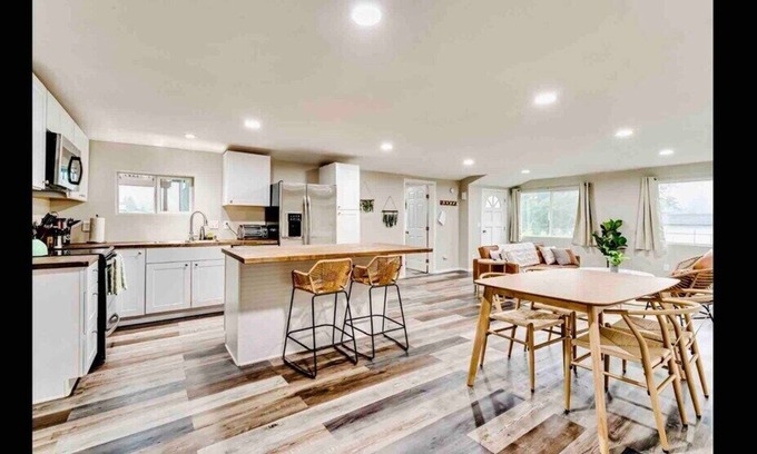 Alvadore House | The Country Retreat- Walk or Bike to Oregon!