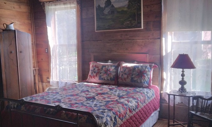 Palestine Bed & Breakfast | The Country Room at The Ranch at Walston Springs; Breakfast Included
