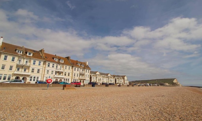 Seaford Apartment | The Courtyard, 30 Seconds to Sea By Air Premier