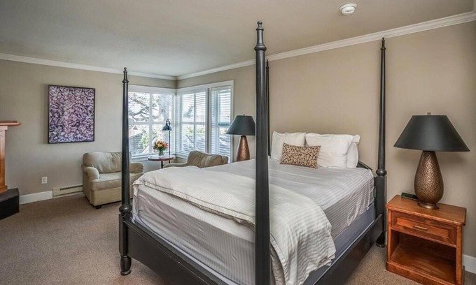 Downtown Cannon Beach Hotel | The Courtyard - Classic King Room at Cannon Beach Hotel Collection! Beach Access