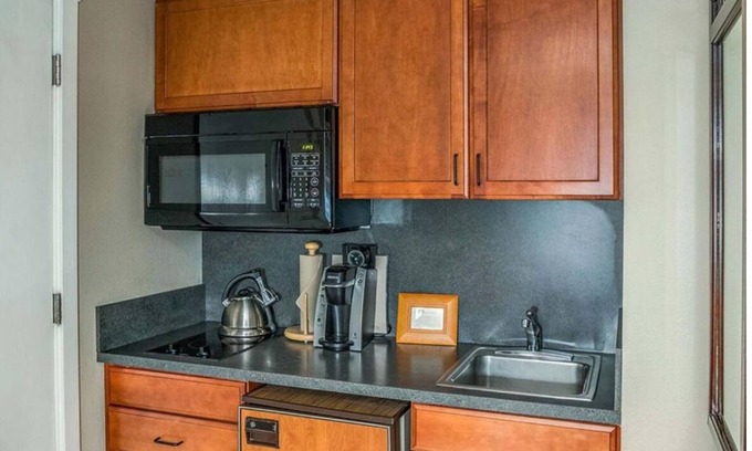 Downtown Cannon Beach Hotel | The Courtyard - Double Queen Room with Beach Access and Kitchenette!