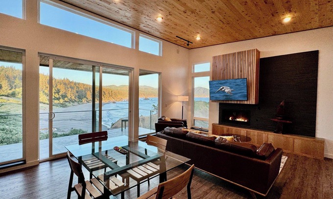Port Orford Condo | The Cove at Port Orford: Pelican Suite