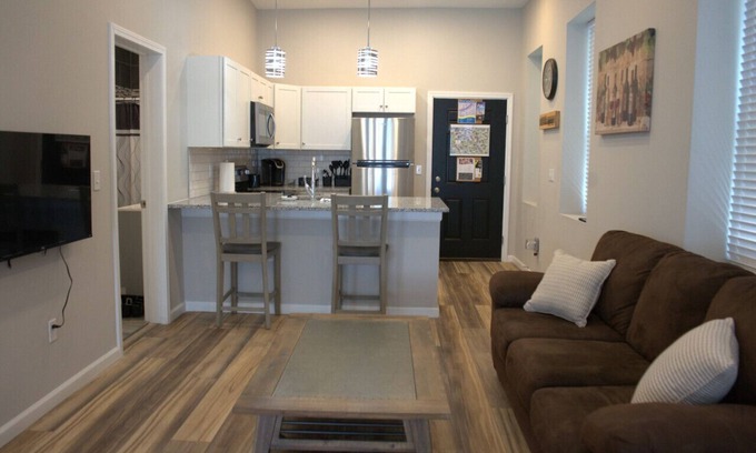 Newport Apartment | "The Cove" on Monmouth!