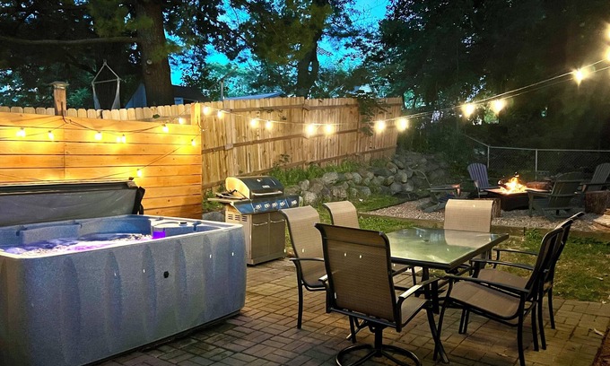 Des Moines House | The Cow Tipper: Near Everything - SPA - Game Room - Fire Pit & Patio - Sleeps 10