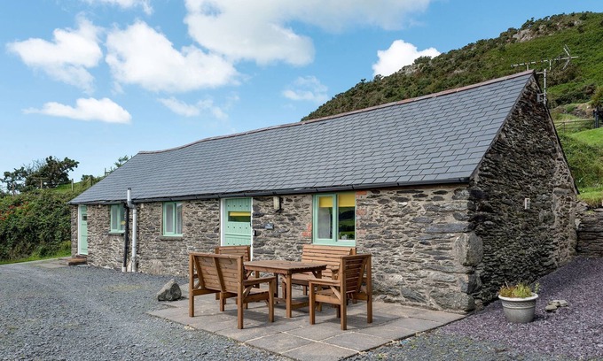 Bryn-crug Cottage | The Cowshed - sleeps 5 guests in 2 bedrooms