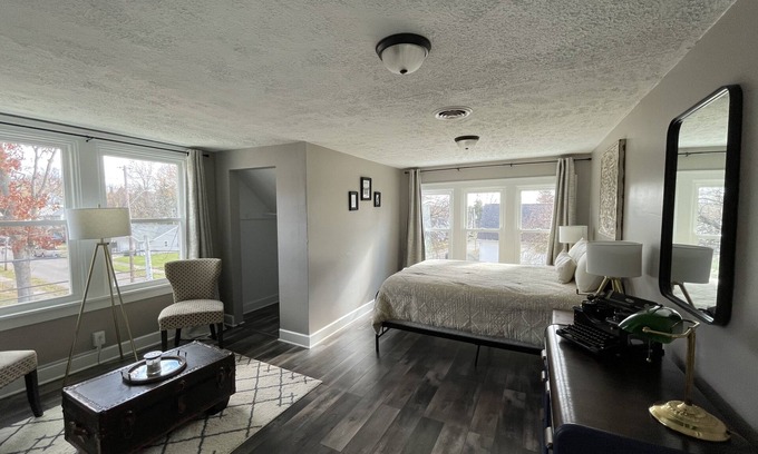 Wooster Apartment | The Coxon House Inn: 3rd floor apartment- The Writer’s Nook