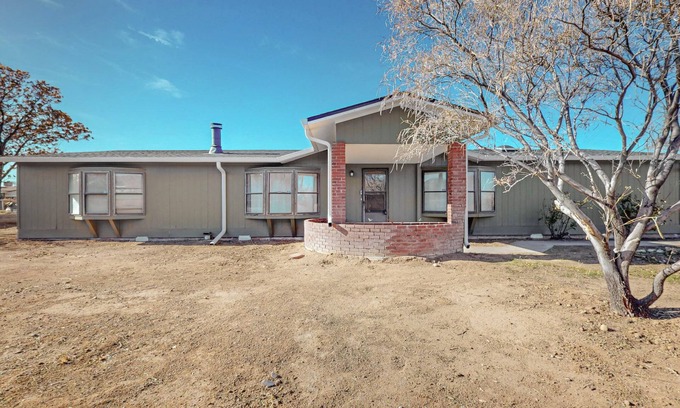 Jade Park House | The Cozi Mountainview Corner! Spacious 4-bedroom house in charming Albuquerque.