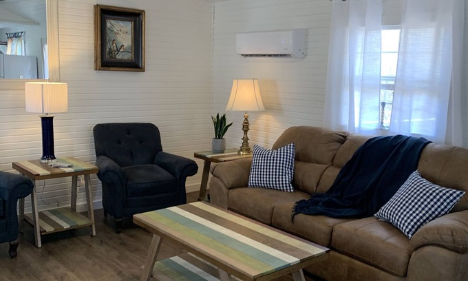 Monticello House | The Cozy Cabell Cottage