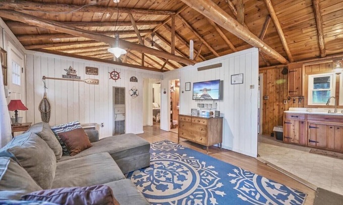 Greentown Cabin | The Cozy Cabin Lakeview cabin in VERY desirable location