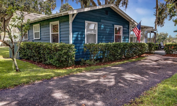Lemon Bluff Cottage | The Cozy Euphoric cottage nestled in nature with relaxing River front views.