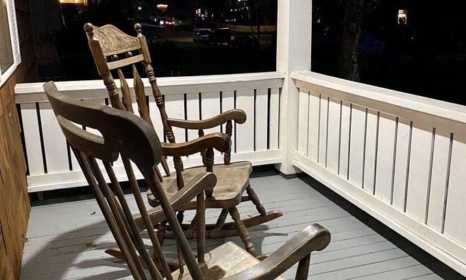 North End House | The Cozy Farmhouse in North End Tacoma: walking distance to Proctor and UPS