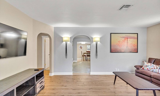 River Oaks House | The Cozy Home in The Oaks - By Avi