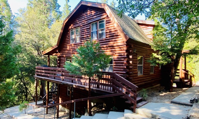 Fern Valley Cabin | The Creek-Side Cabin: Spa, 5 Star, Upgraded, Big Deck, Quiet, Walk To Town