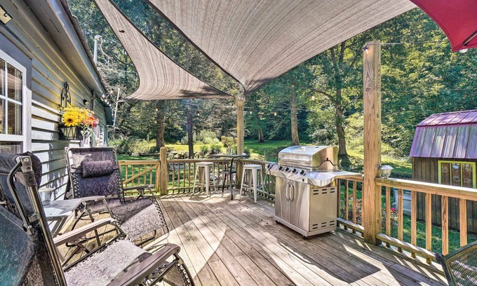 Newcomb House | 'The Creek' Winfield Gem: 73 Acres of Privacy