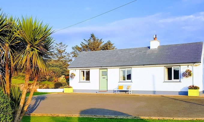 Naran Cottage | THE CROMLECH COTTAGE, family friendly in Narin, County Donegal