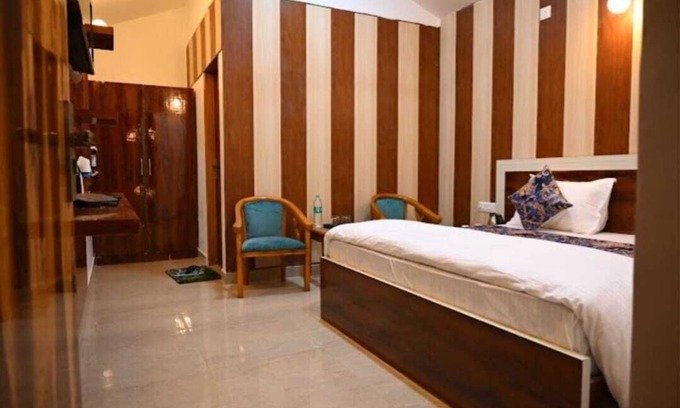 Murthal Hotel | The Crown Hotel
