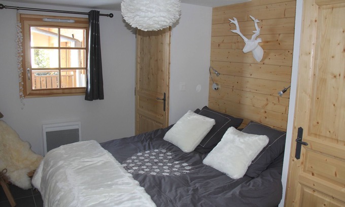 Les Deux Alpes Apartment | THE CRYSTAL CHALET Apartment standing with balcony view impregnable ski-in ski-out