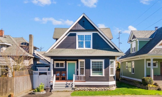 North End House | The Cushman House A: Unit A near 6th Ave UPS UW Ruston