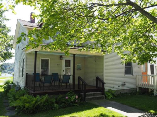 Frankfort Apartment | The Cute & Cozy - Lower Apt - Great Location!