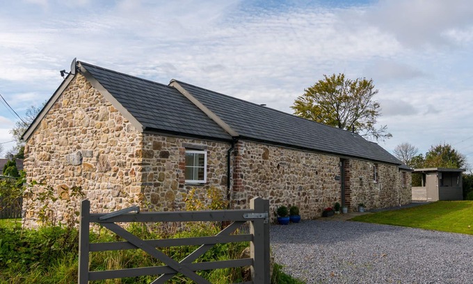 Narberth House | The Dairy - Luxury Cottage, Hot Tub and Summer House, Countryside Views, Pet Friendly