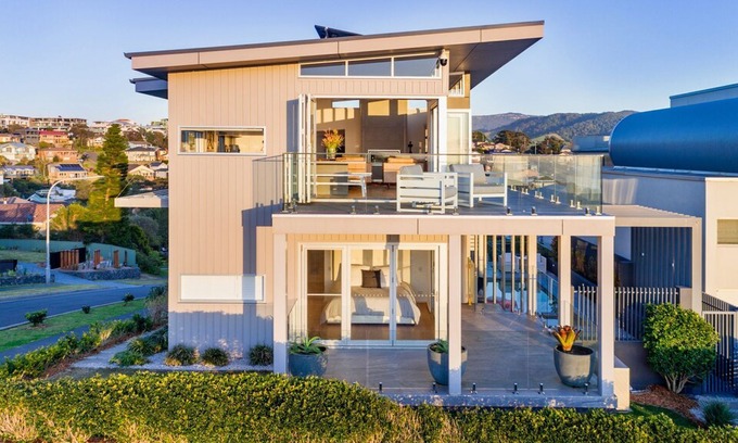 Gerringong House | THE DECK, Gerringong - 4pm check out Sundays!