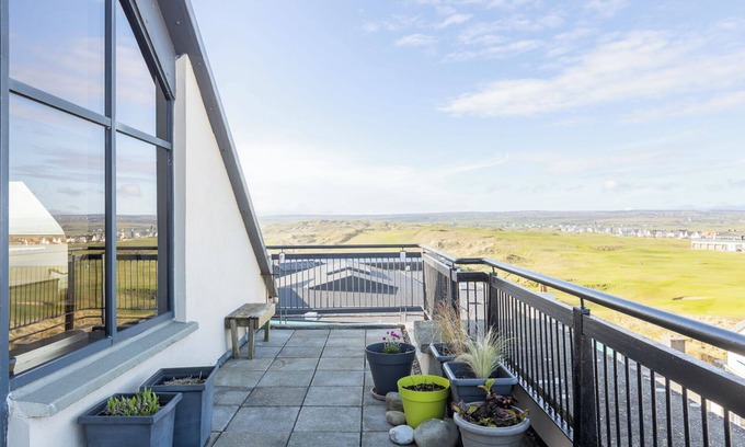 Lahinch Apartment | The Dell 18 - With golf course and sea views!