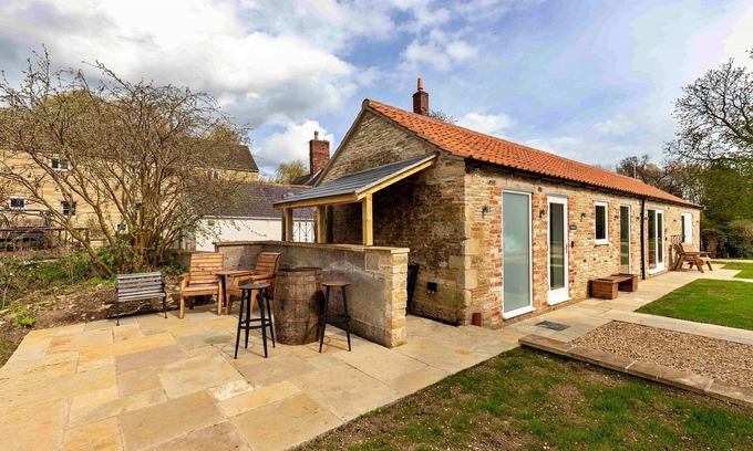 Thurlby Ski Chalet | The Den