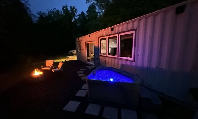 Stanton Cabin | The DEN Shipping Container Cabin-HotTub!-High Speed WiFi!-Great View! BOOK IT!
