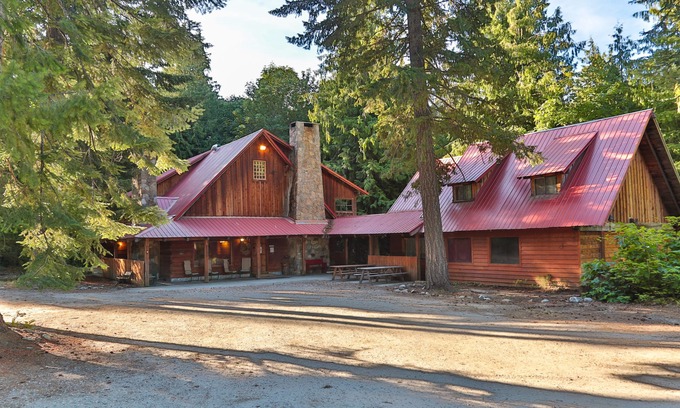 Leavenworth Cabin | The Dirtyface Mountain Lodge CUP#1596nRustic charm, minutes to Leavenworth, Pool