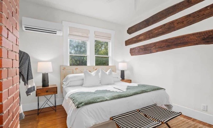 Fredericksburg Apartment | The Downtown Studio #1, private hot tub!