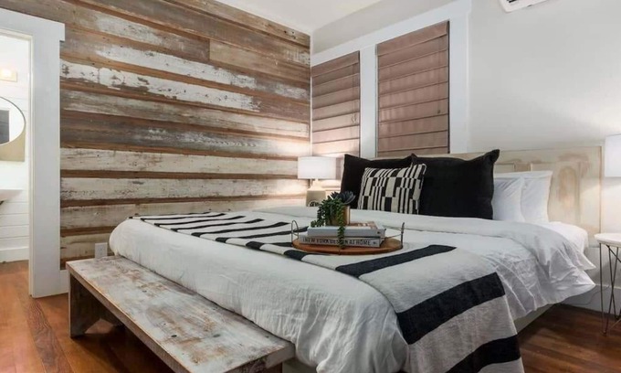 Fredericksburg Apartment | The Downtown Studio 2, Walk to main, hot tub!